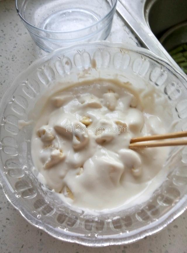 把每个香蕉段都裹上面糊。