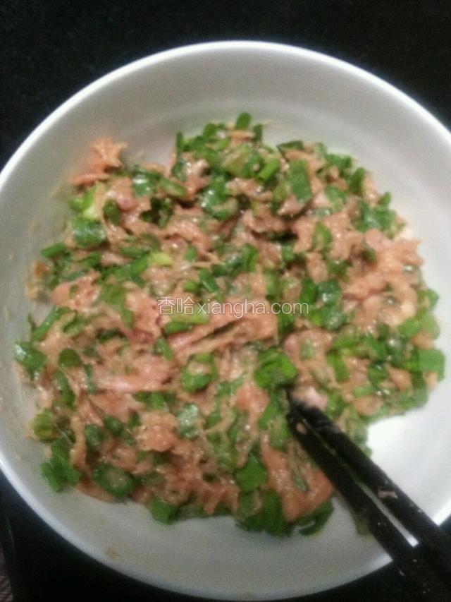 先把猪肉剁碎加料洒、盐、生抽、白糖、拌匀，把葱切碎和肉末拌匀做成馅。