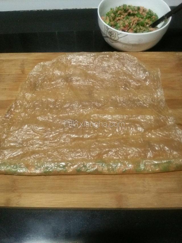 把馅放在豆腐皮的一端向同一方向卷成条形，最后用手沾清水在末端豆腐皮上粘合住。
