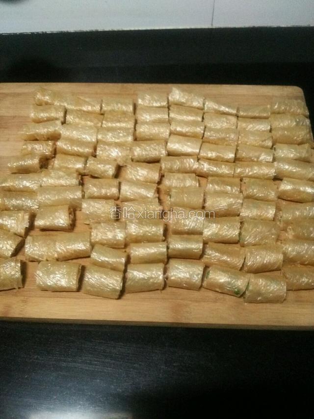 用菜刀切成段状，这样炸又省油又脆。