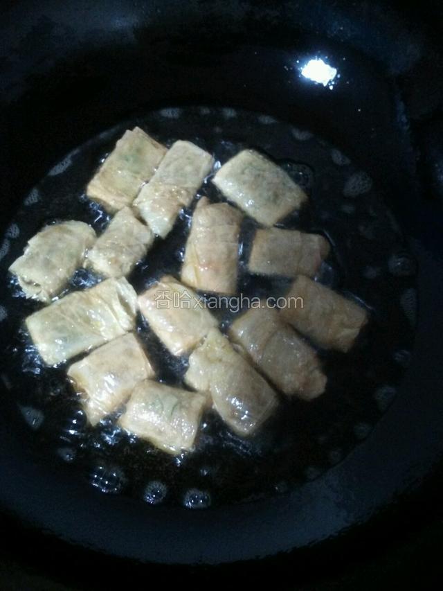热锅冷油，用小火慢慢炸透。