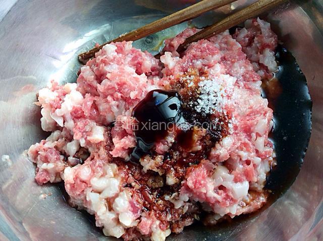 肉末加入所有调料和水朝一个方向搅打上劲。水分多次加，避免一下子加太多。