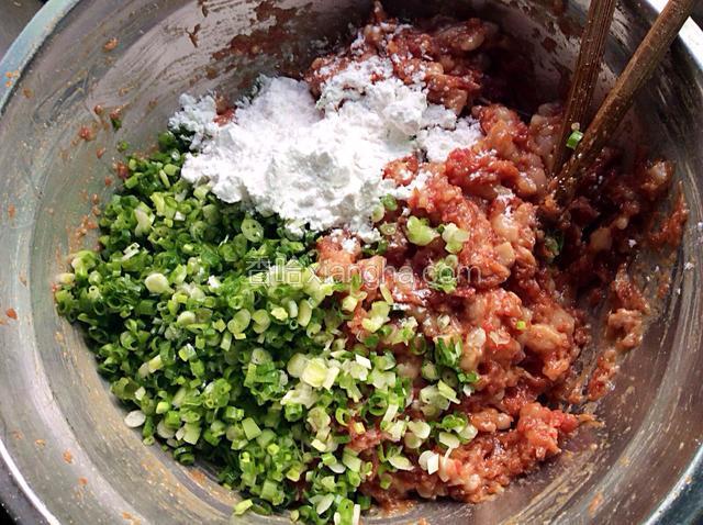 继续把葱花和一勺生粉加入搅打均匀，（葱花留点最后煎包用）肉馅就和好了。