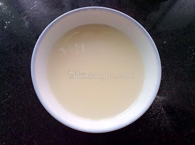 酵母用温水化开，静置5分钟。