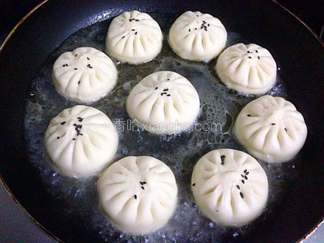 水的量是包子的1/3高，盖上盖文火煮干水份，听到吱吱响就说明水要干了。（我在表面放了几粒黑芝麻）