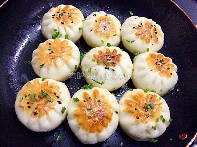 翻回来撒上黑芝麻，葱花盖20秒就可以出锅了。