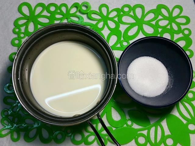 鮮奶倒入小鍋，再加入細砂糖