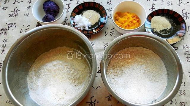 准备食材：面粉和酵母分成两份，紫薯面里加糖