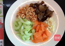 西芹炒什锦的做法图解1