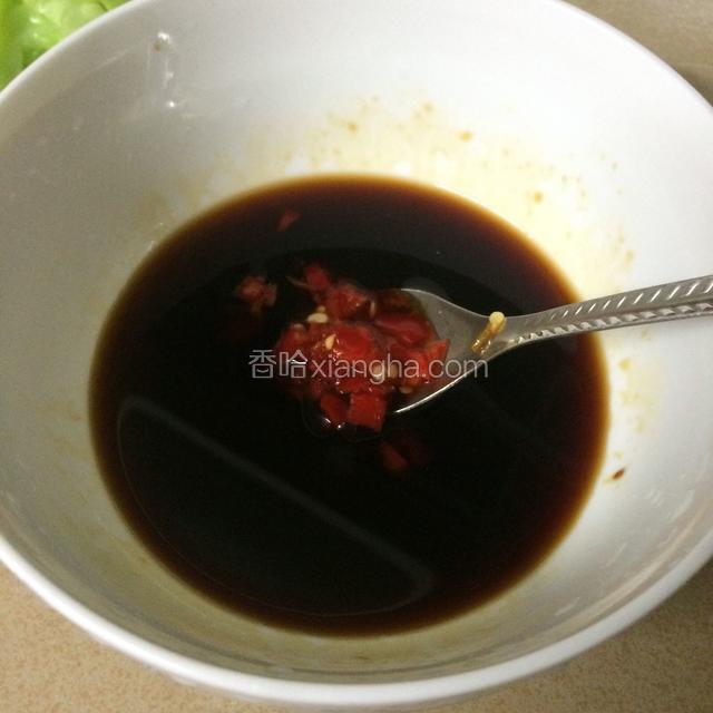 摆好圆白菜之后，把香菜切段摆在圆白菜上面，就调汁，用两勺蚝油，三勺生抽，一勺剁椒，半勺白糖搅拌均匀…