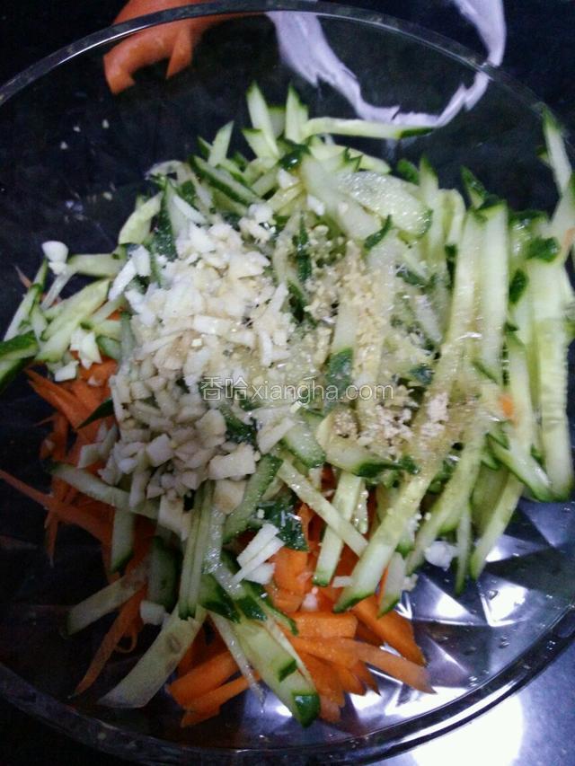 放蒜粒，盐，香油，鸡精，味精，醋，搅拌均匀