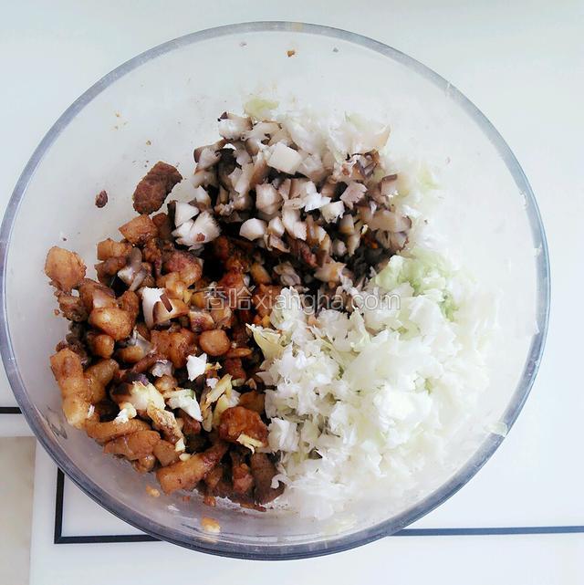 提前准备好的肉丁馅。我加了香菇和白菜叶