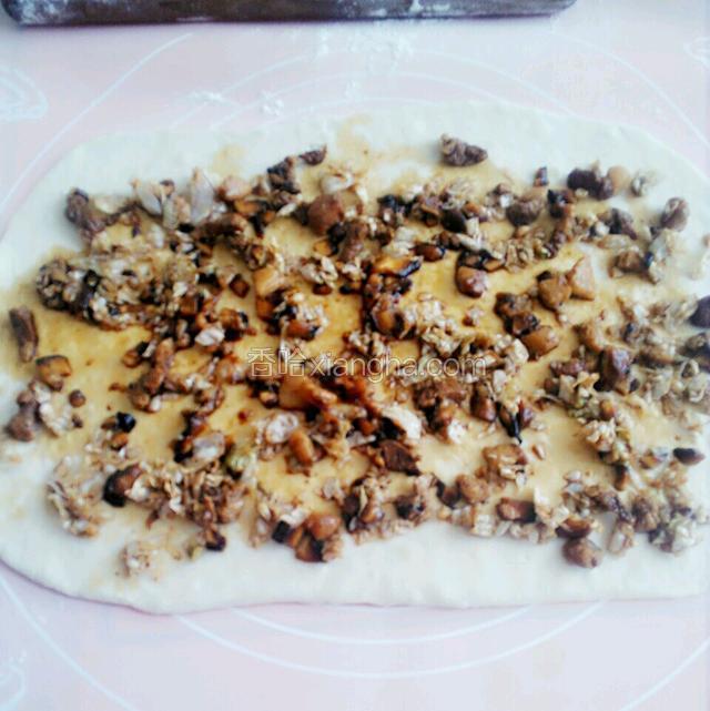 上面铺满肉丁馅，四周不铺