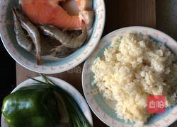 三文鱼青椒洋葱炒饭的做法图解1