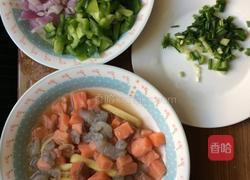 三文鱼青椒洋葱炒饭的做法图解2