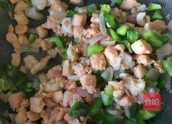三文鱼青椒洋葱炒饭的做法图解6