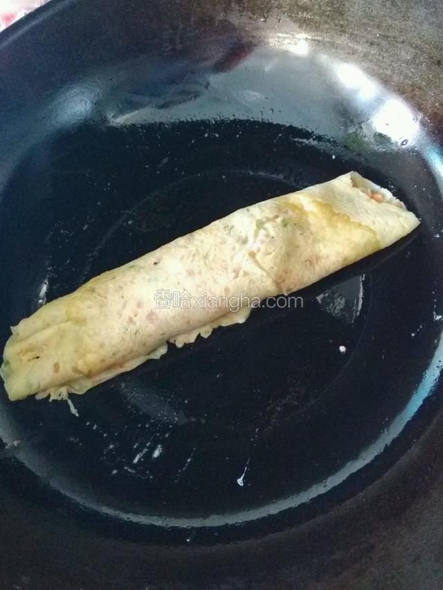 然后由一边往上卷，卷好为止，在小火慢慢靠熟。