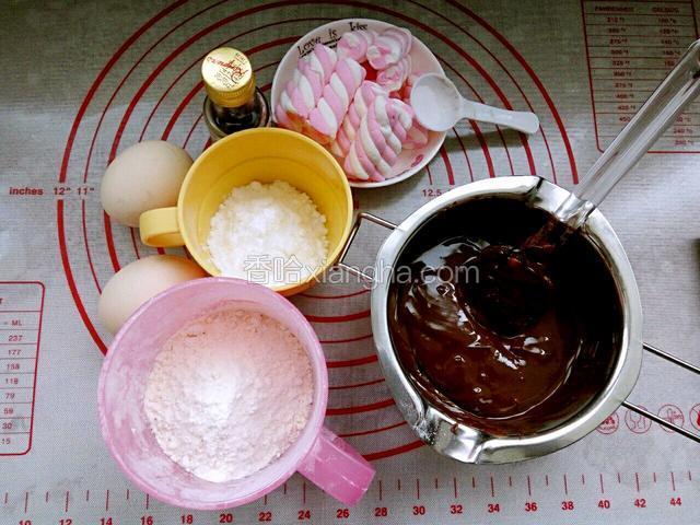 准备食材，粉类称重，巧克力提前隔热水化开，鸡蛋提前从冰箱拿岀回温。
