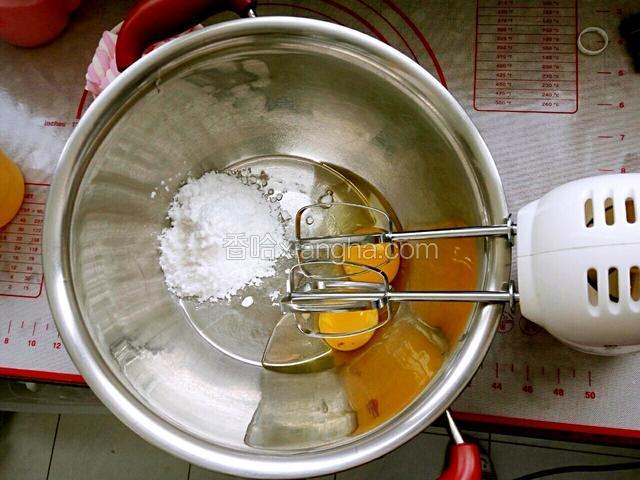 鸡蛋一个蛋黄一个放入盆中，加入糖粉和盐隔温水用电动打蛋器开始打发