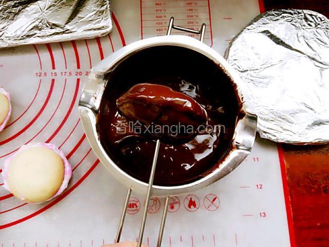 然后放入化开巧克力酱粘均匀