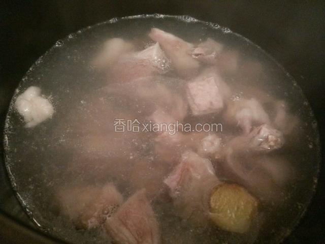 加生姜2片，料酒少许，连热汤和肉一起放入电压力锅