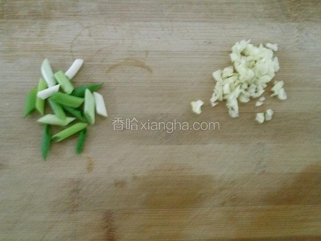 准备好葱，蒜。