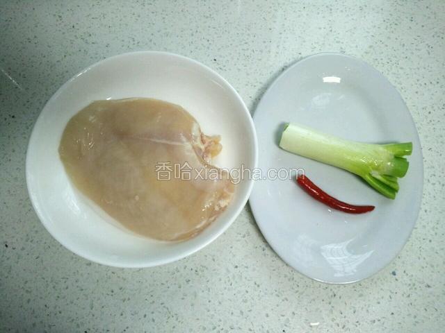 备好图中食材。鸡胸肉洗净，红指椒、大葱洗净。