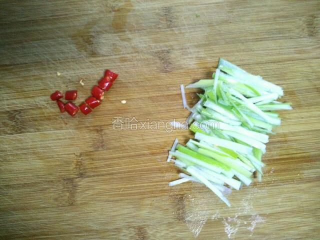 大葱切丝，红指椒切圈。