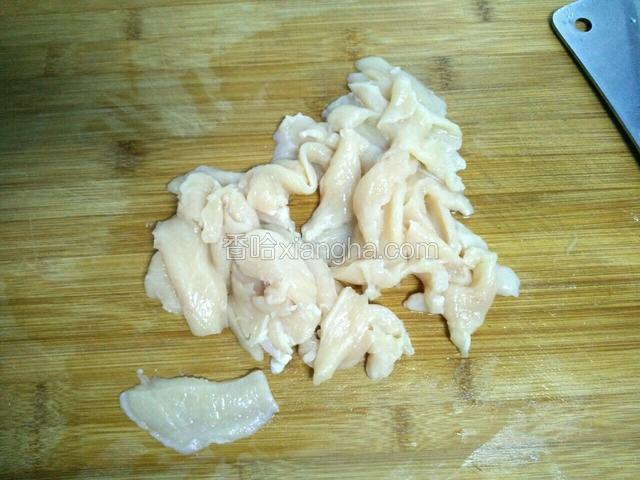 鸡胸肉切薄片。