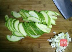 西葫芦炒肉的做法图解2