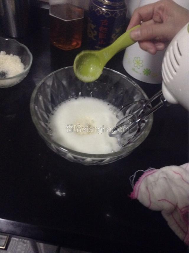 开始制作蛋白霜，用电动打蛋器搅拌蛋白，出现泡沫后加入三分之一白糖