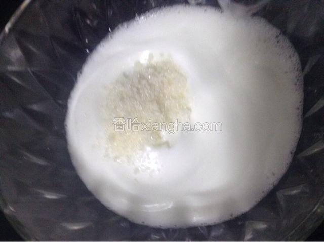 继续搅拌，至泡沫细腻后加入三分之一白糖