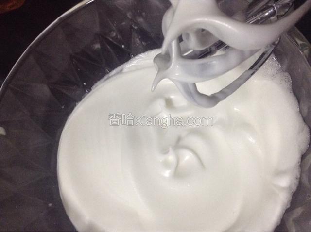 继续搅拌，提起打蛋器，可以拉出弯钩时加入剩下的三分之一的糖