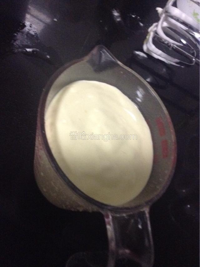 将蛋糕糊倒入量杯中，或者是裱花袋中
