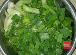 蒜苗炒肉的做法图解1