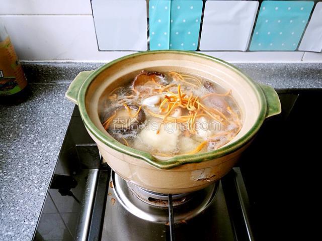叧用砂锅做开水，下入焯水的食材