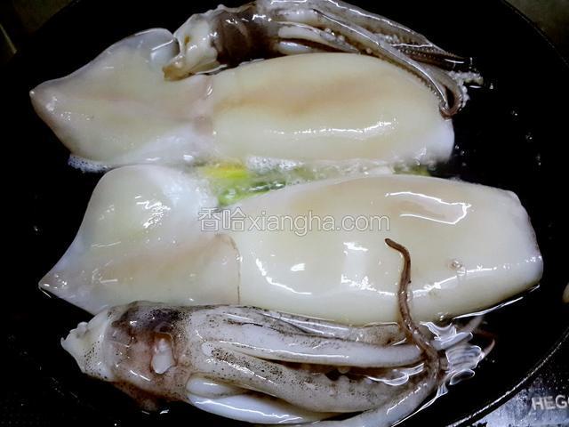 把鱿鱼放进去焯熟捞起