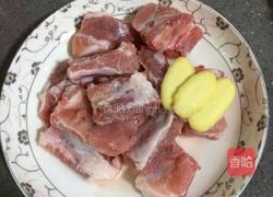 玉米胡萝卜排骨汤的做法图解2