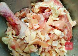 白萝卜炖鸡汤的做法图解1