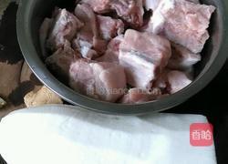 排骨萝卜汤的做法图解1
