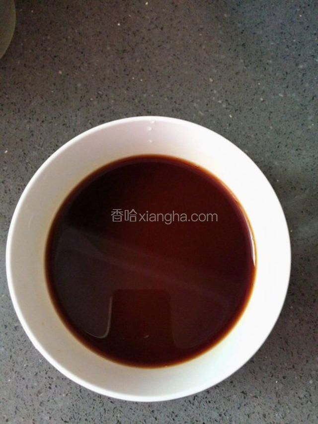 准备一小碗清水，加入适量，生抽，蚝油，红烧酱油，糖，醋调成汁备用。