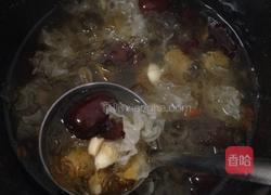 银耳莲子桃胶甜汤的做法图解2