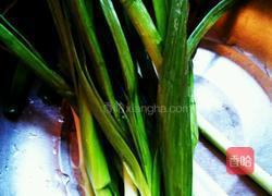 蒜苗炒鸭肠的做法图解2