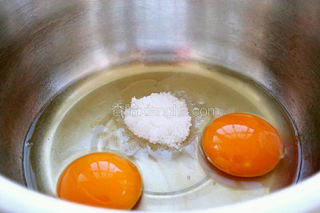 把鸡蛋打入盆中，加白糖打散。