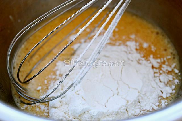 倒入面粉。