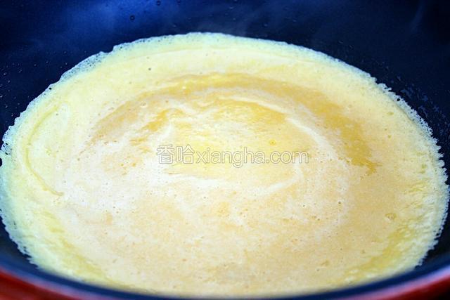 平底锅刷适量食用油，把面糊倒入锅中晃动锅子使蛋液均匀摊开。