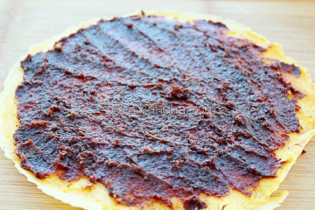 取出煎熟的蛋皮涂抹上适量豆沙。