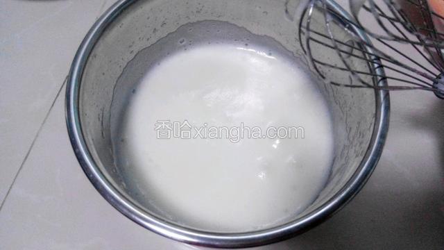 蛋清中加入塔塔粉和30克糖，用电动打蛋器打至粘稠。