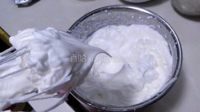 加入剩下的30克糖打至湿性发泡。（即提起打蛋器带出的蛋白前面呈勾状）