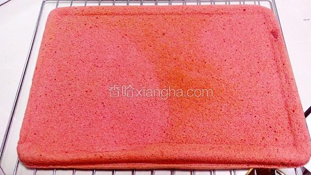 倒扣在烤网上，取下烤盘，轻轻的除去锡纸。